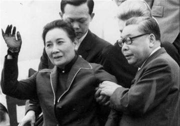1988年1月23日，蒋经国突然病逝。宋美龄得知后，马上赶到蒋经国的大直官邸。她