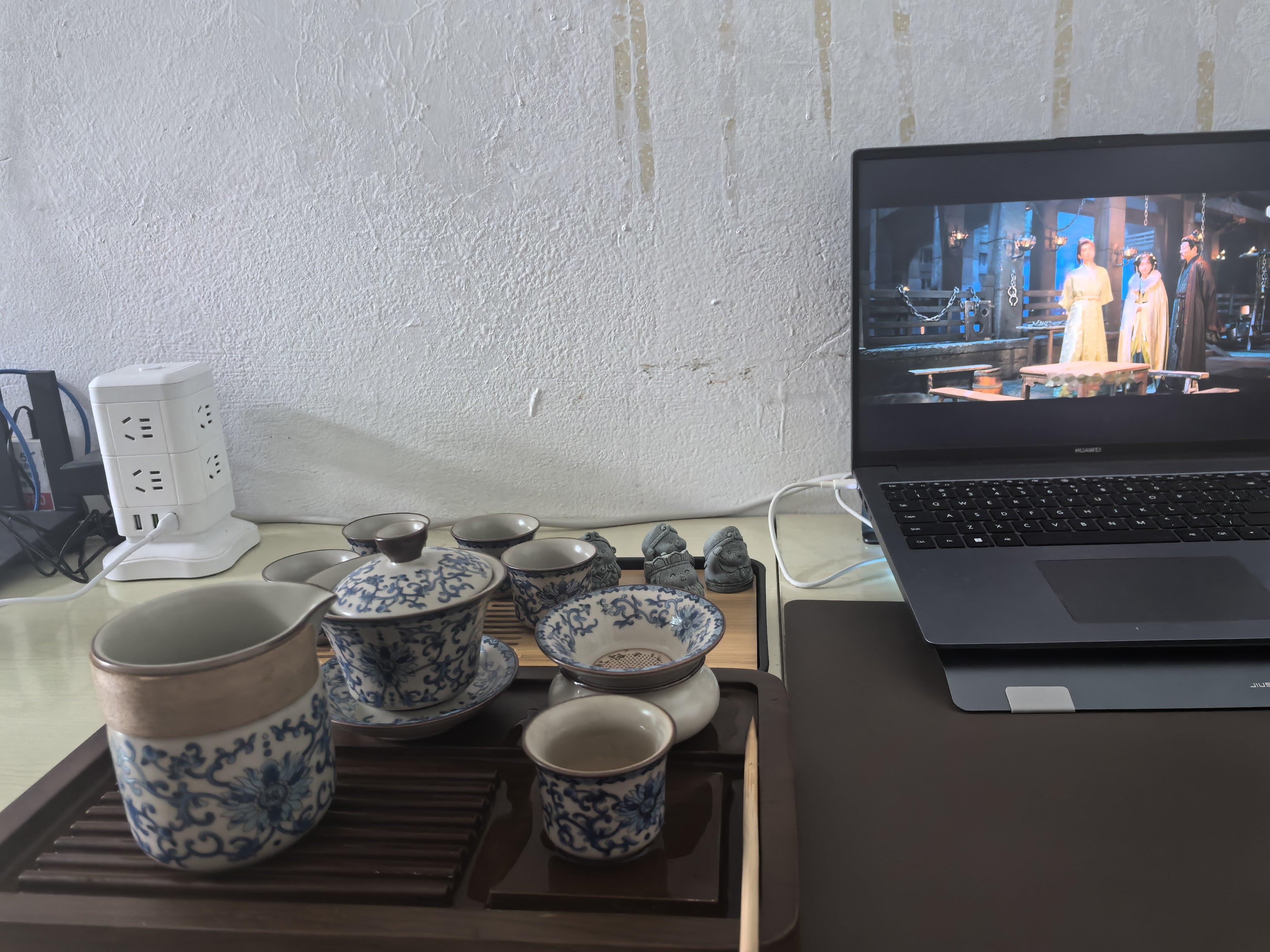 偷得浮生半日闲，一杯清茶慰人间。 