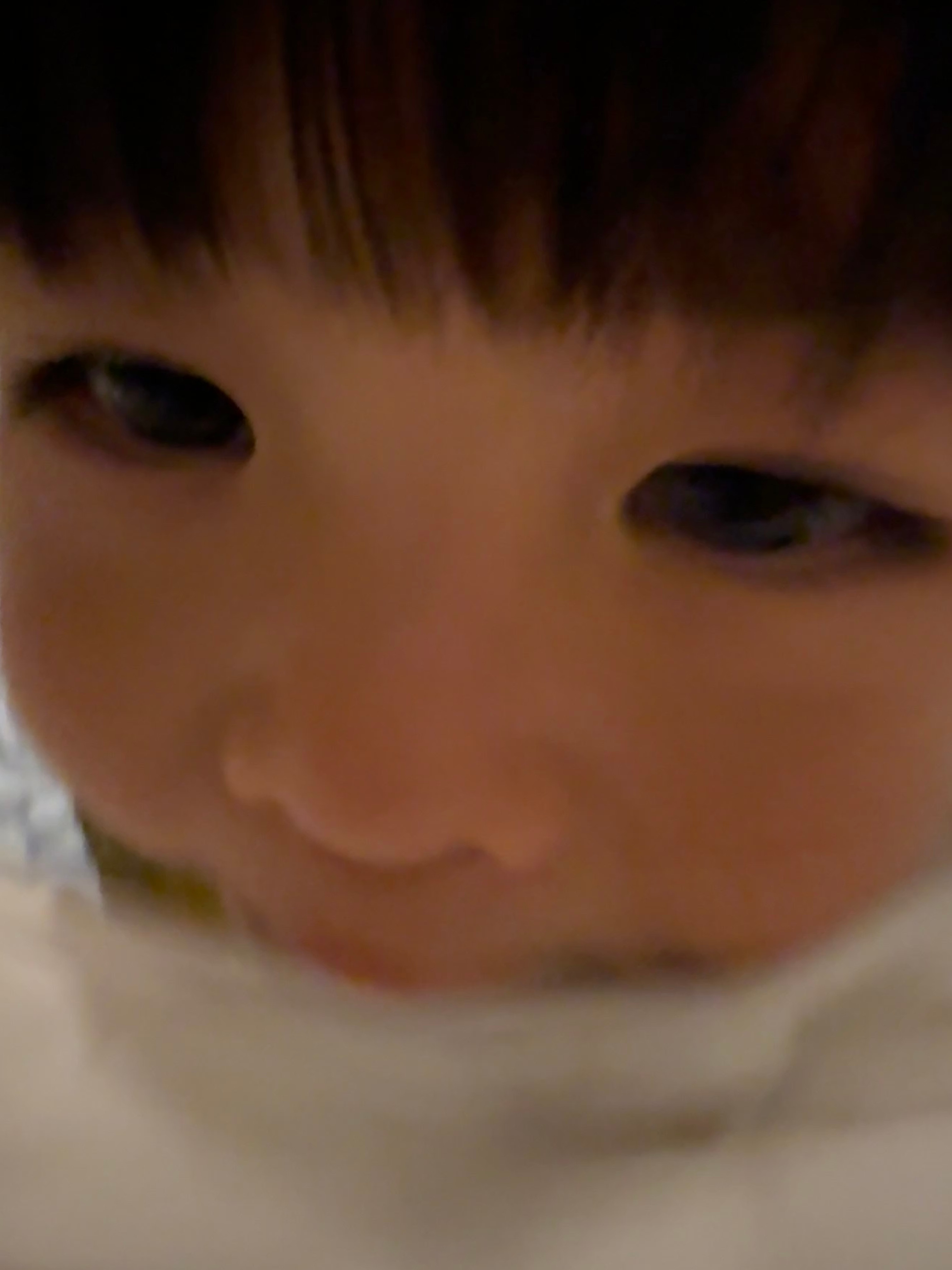 老公在拉女儿闹着也要拉厕所只有一个！ 