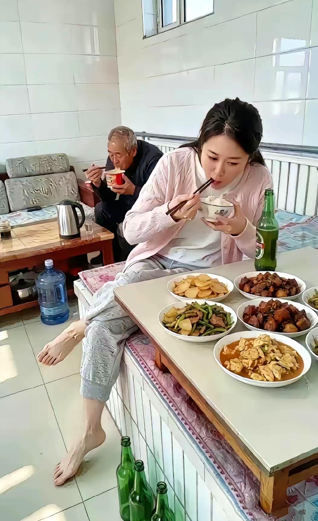 一桌子丰盛菜肴摆在眼前，老人却只能捧着一碗泡面。饭菜再好，人心凉了。[流泪]
