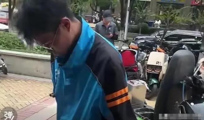 命运光虐苦命人！2024年浙江温州，外卖小哥带着三岁女儿送外卖。不料，女儿被人抱