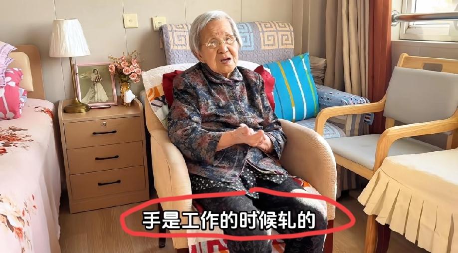 上海。这位在养老院居住了20年的阿婆给我们讲述了很多我们从来闻所未闻的往事。
这