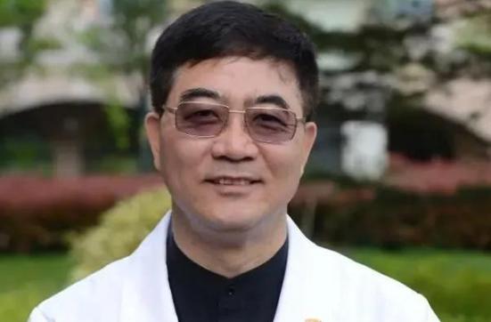 2016年，上海中山医院顶尖心内科主任葛均波，为一位19岁的少女做心脏手术时，竟