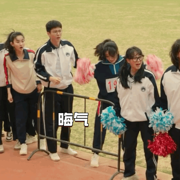 #栏杆姐保密哥#青梅竹马的日夜相处，就使得任何一个小磕小碰都格外关心和照顾，黄瀛