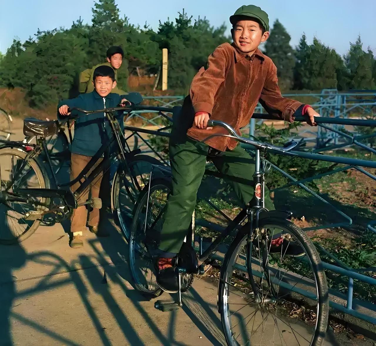 你们那里自行车土话怎么叫?
刚收拾老照片，翻到小时候骑“洋车子”的合影，一下子笑