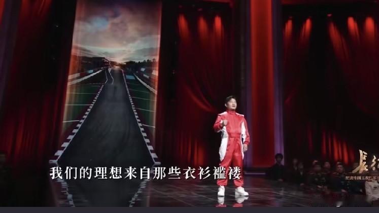 你猜昨天在纪念长征90周年晚会上我看到了谁？刚开始都没认出来，我的天哪，张雪！太