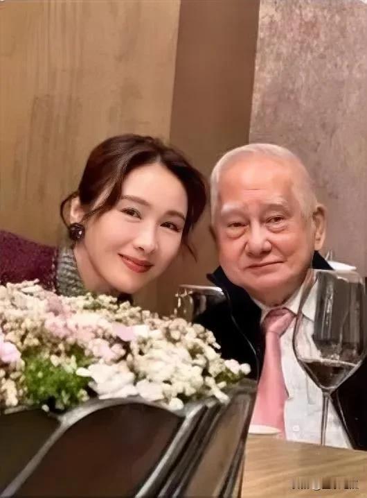 黎姿和老父亲在一起，脸上带着温柔笑意。细心地为父亲整理衣衫，眼神里满是关切与敬爱