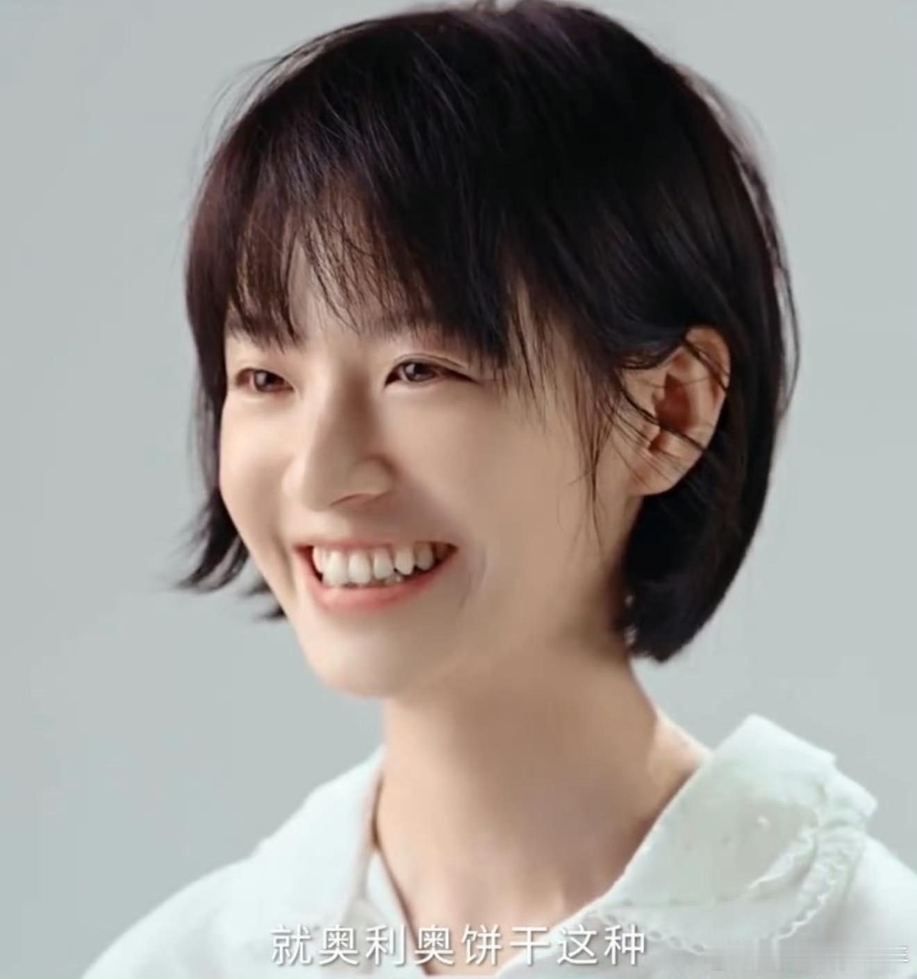 李庚希上牙大，下牙小，看起来挺可爱的，是自己的特色，不影响健康的情况下也不用整牙