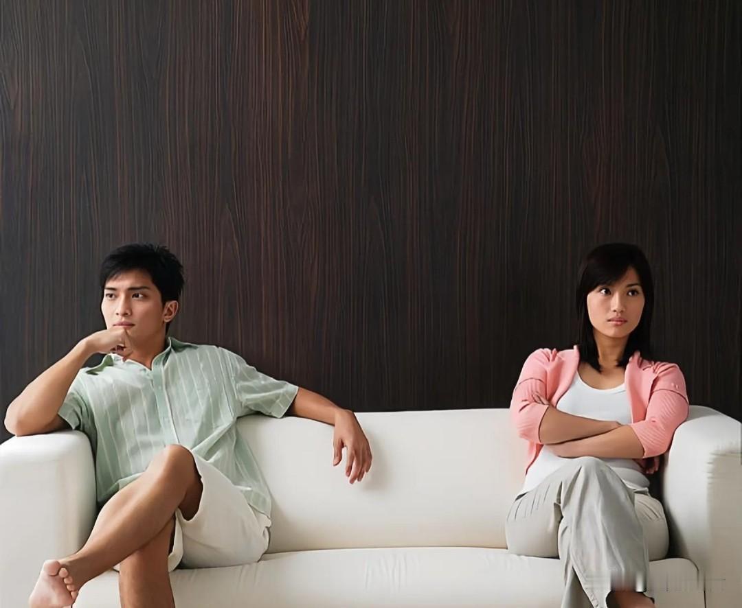 夫妻是什么？
是上一秒恨得咬牙切齿，想买一把枪崩了他；下一秒却在买枪的路上，撞见