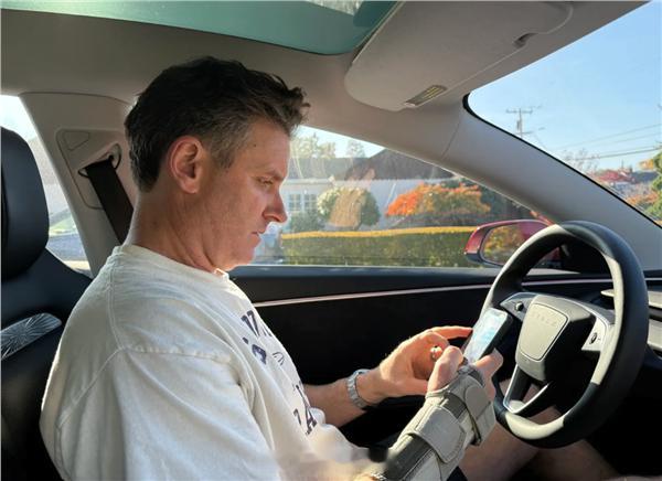 【特斯拉FSD更新：允许车主在自动驾驶模式下发短信】今日特斯拉更新FSD，允许用