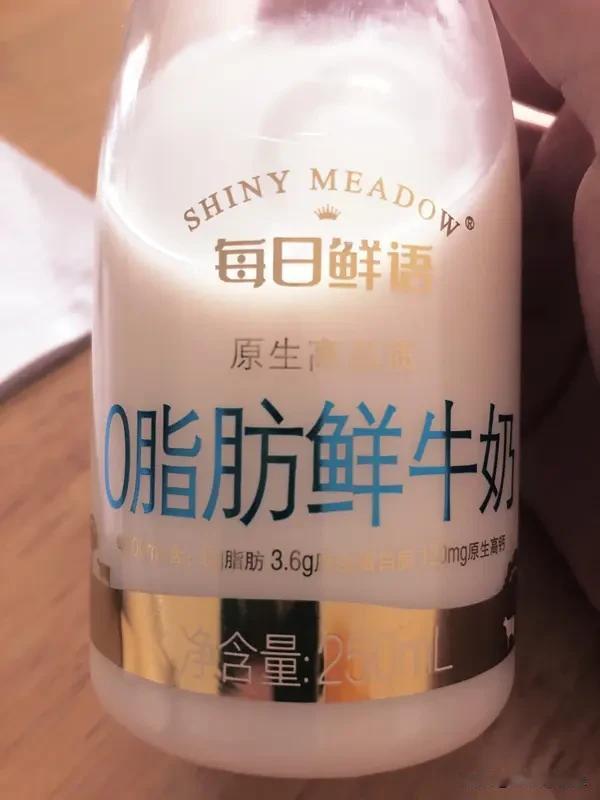 我在网上买的朝日唯品鲜奶，顺丰配送的，谁料拿到手鲜奶冻成冰坨坨了。我就联系快递员