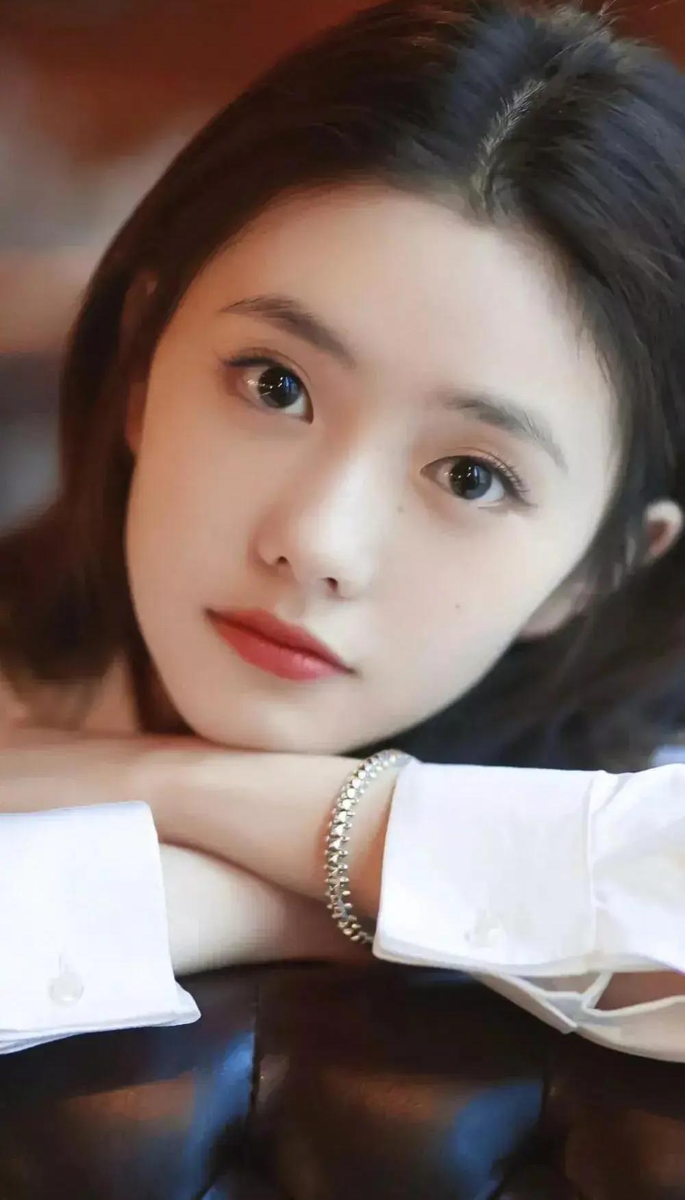 有没有发现：刘浩存的眼睛就像小鹿的眼睛一样，清澈而明亮，还是老谋子眼光独到，一曲