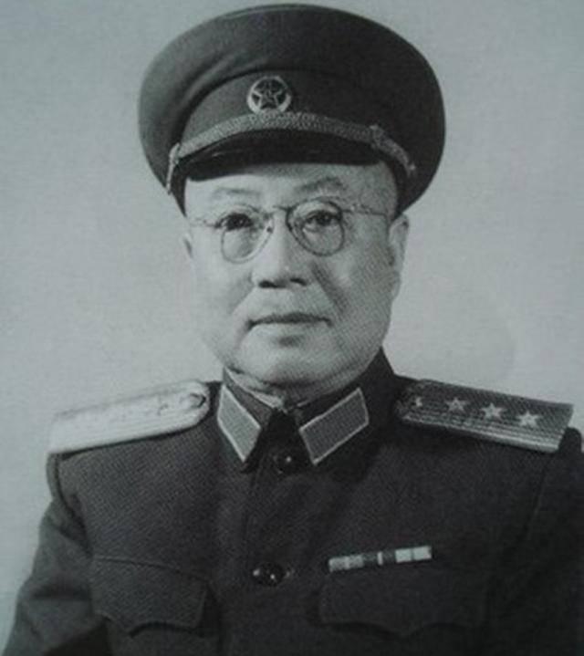 1938年郭天民33岁仍未婚，毛泽东关切地询问：是不是你的女朋友真的很漂亮？
1