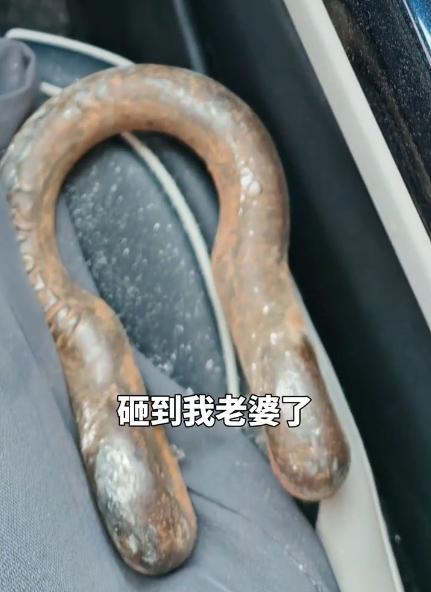 “太吓人了！”8月19日，海南，一男子开车带着妻子在高速上行驶，不料，对向车道突