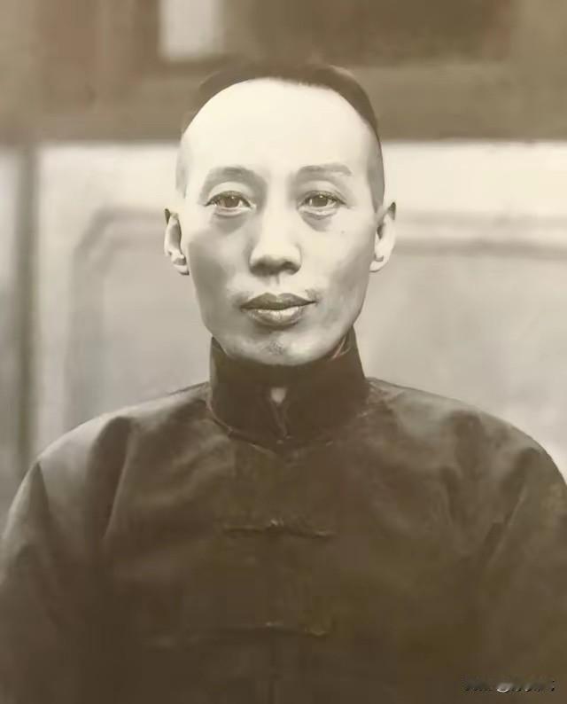 1918年，因为妻子生不出儿子，他找了个情妇生孩子，然而，儿子刚出生就被保姆摔死