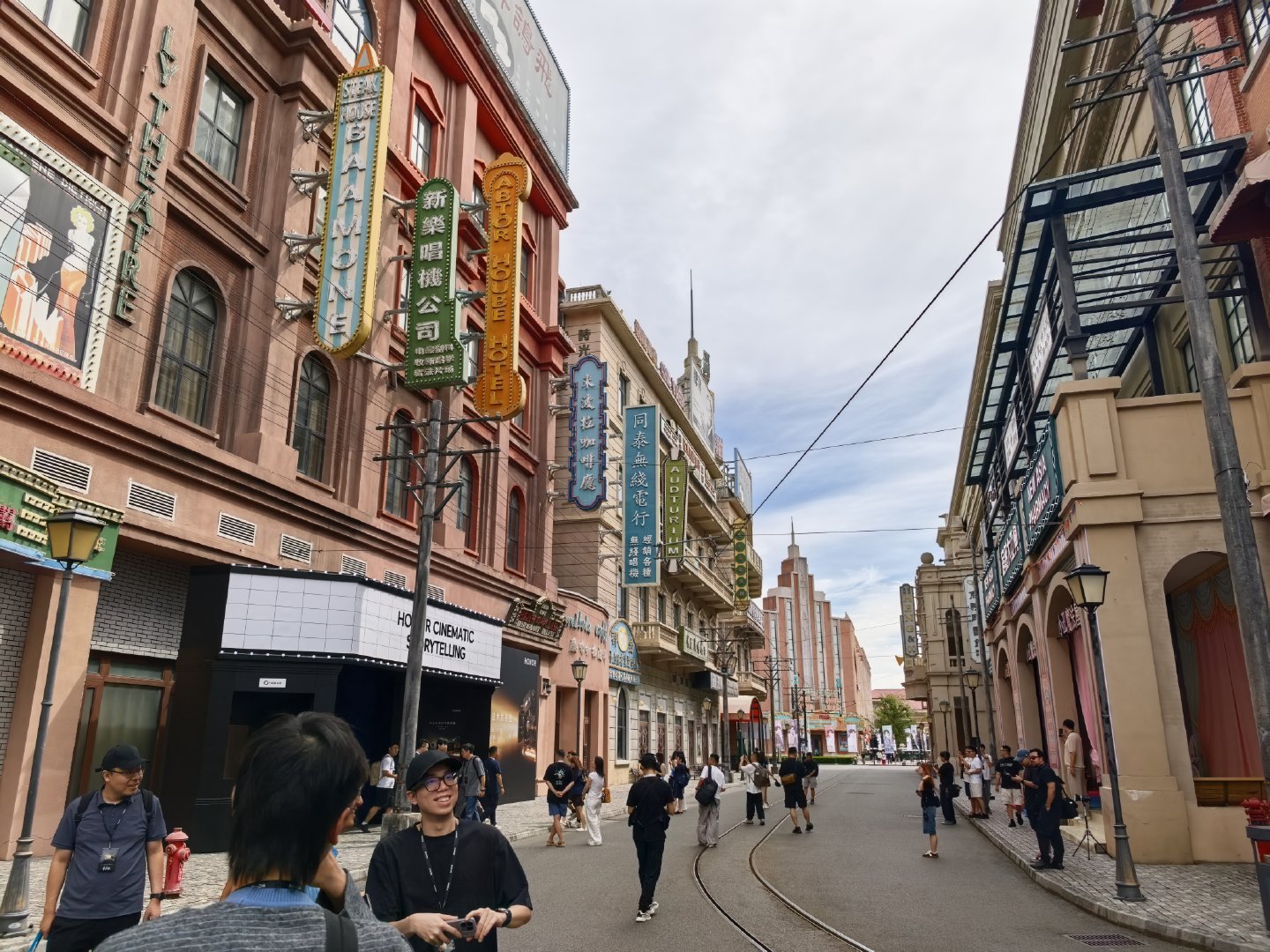 荣耀直接把发布会开到横店里了，这是要做实自己电影机的概念吗 东阳·横店影视城梦外