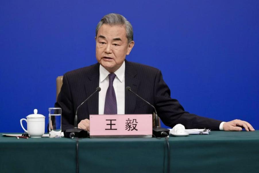 “有一个国家和南海诸国格格不入”
 
不出所料，在所谓的“南海仲裁案纪念日”到来
