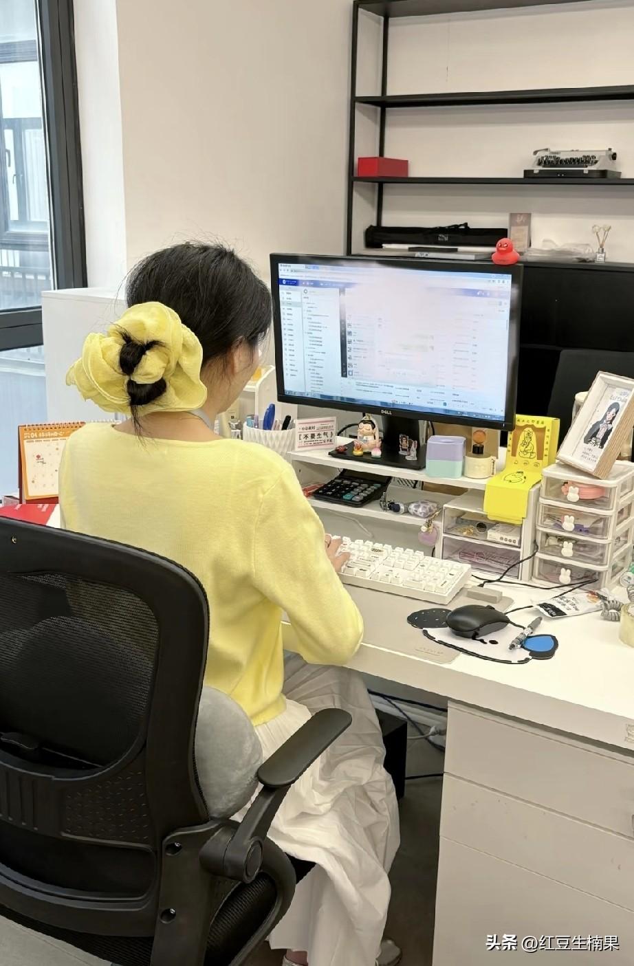 不管是在哪里上班，女孩子只要长的漂亮，就是很受欢迎，如果小嘴在甜一点，很容易获得