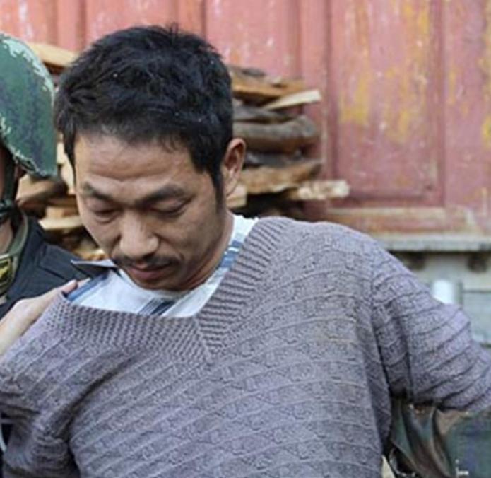一名货车司机跑车回家，发现妻子与三个男人发生了关系，他提出三个要求：与妻子离婚；