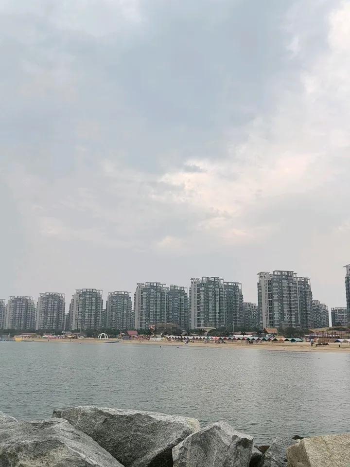 分享一张随手拍的海边照片呵呵，这可真是随拍，坐在海边栈桥，吹海风听海浪，清晨刷刷