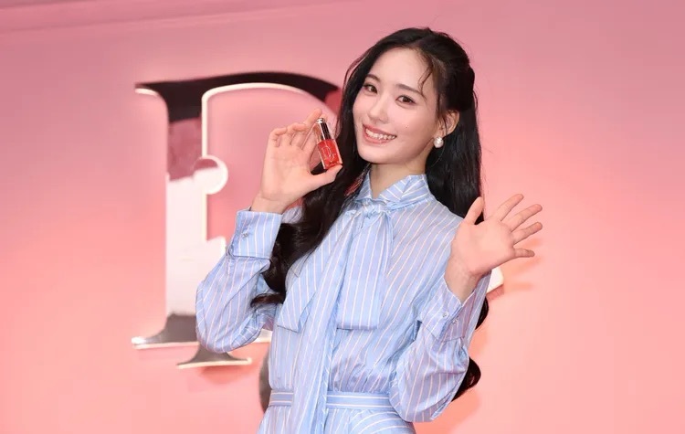 Lily成为Dior彩妆形象大使 是谁那么会生~ 