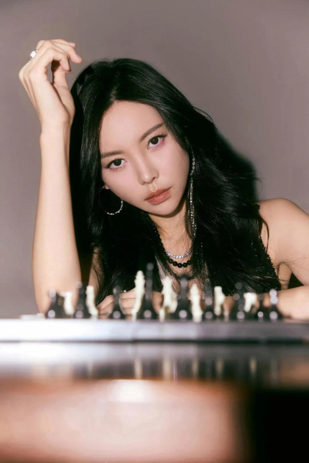 于文文又美又飒的冷艳美人！