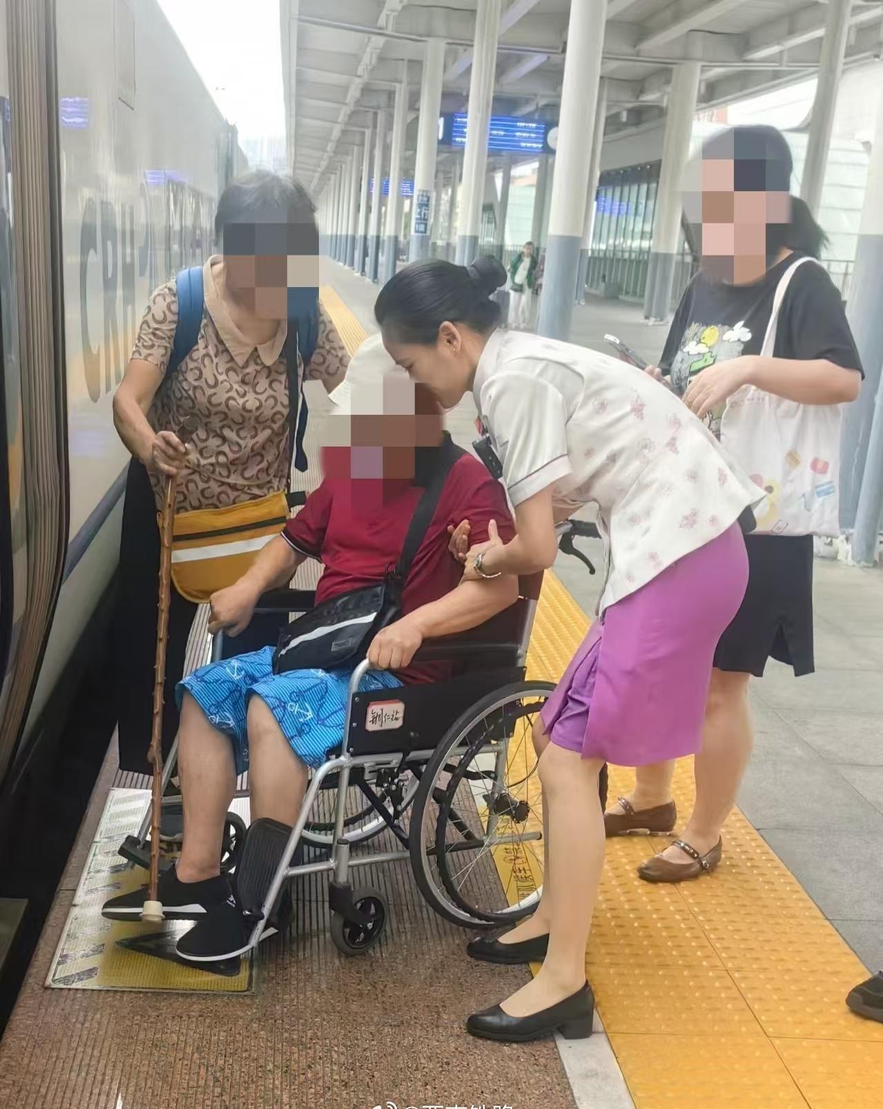 6月29日，贵阳客运段值乘铜仁开G2989次列车，铜仁站列车迎来两位白发轮椅老人