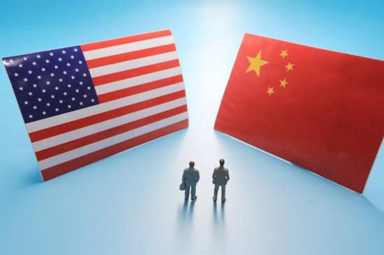 炸了！中美军方刚谈完，美方回应直接“哑火”，台海南海提都不提，翻来覆去只会念叨“