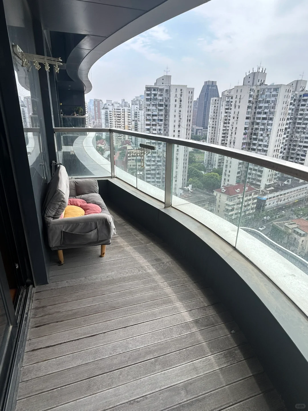包玉刚学校旁全家住三房