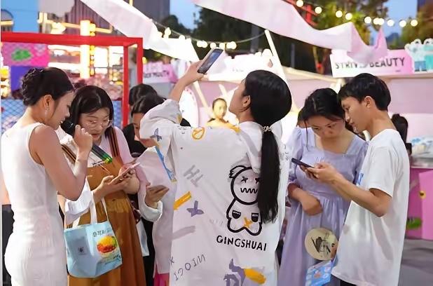 2026年进入5月份，感觉中国社会出现了两个明显的变化。

520这天，朋友圈安