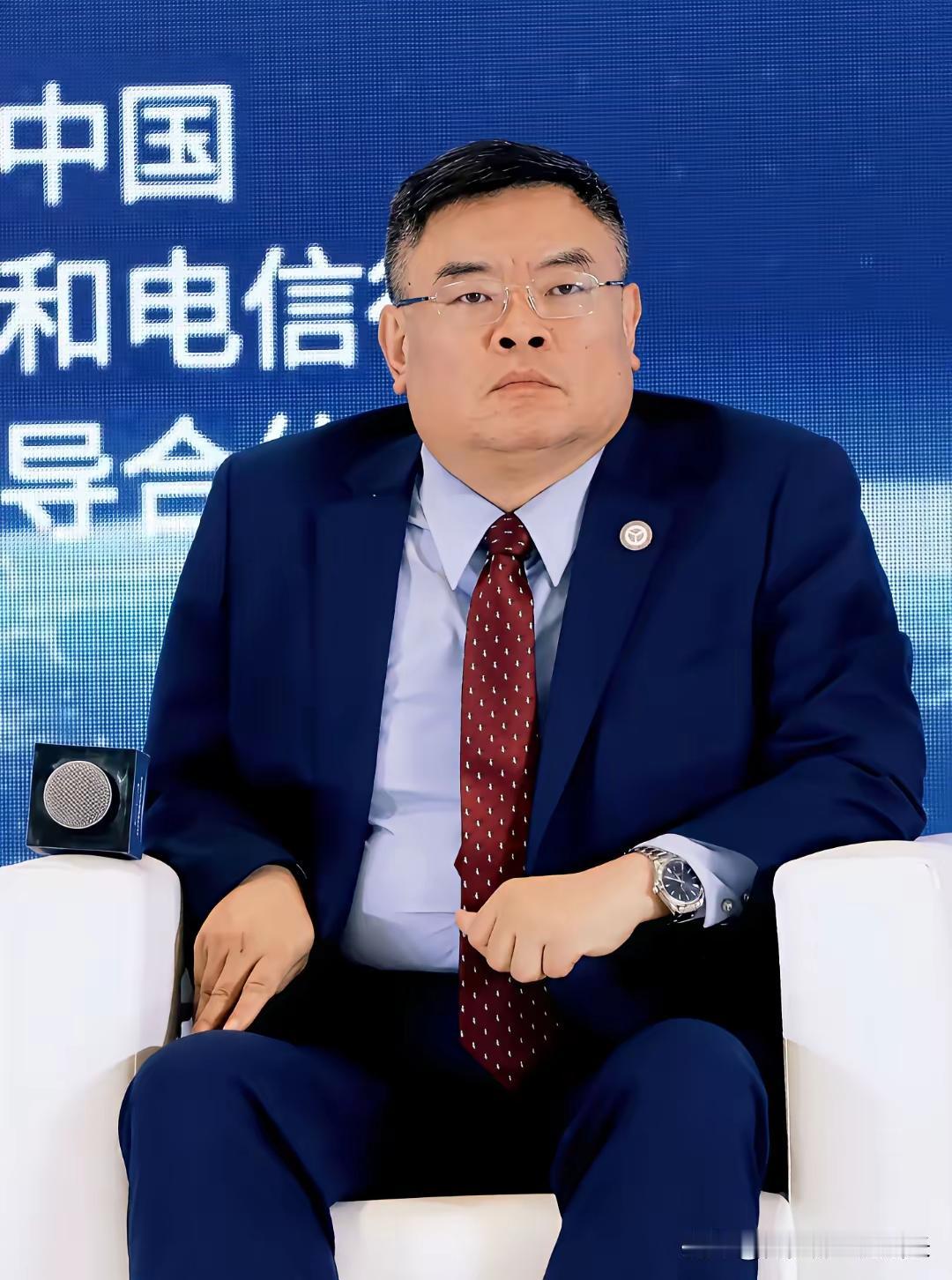 【自首】
3月18日7时01分。
拥有近2万名律师的盈科律所。
前主任梅向荣，因