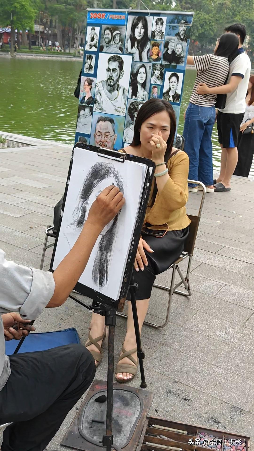 在越南还剑湖边画一张像28元，我觉得挺值。还剑湖可是越南河内市中心的文化地标，风