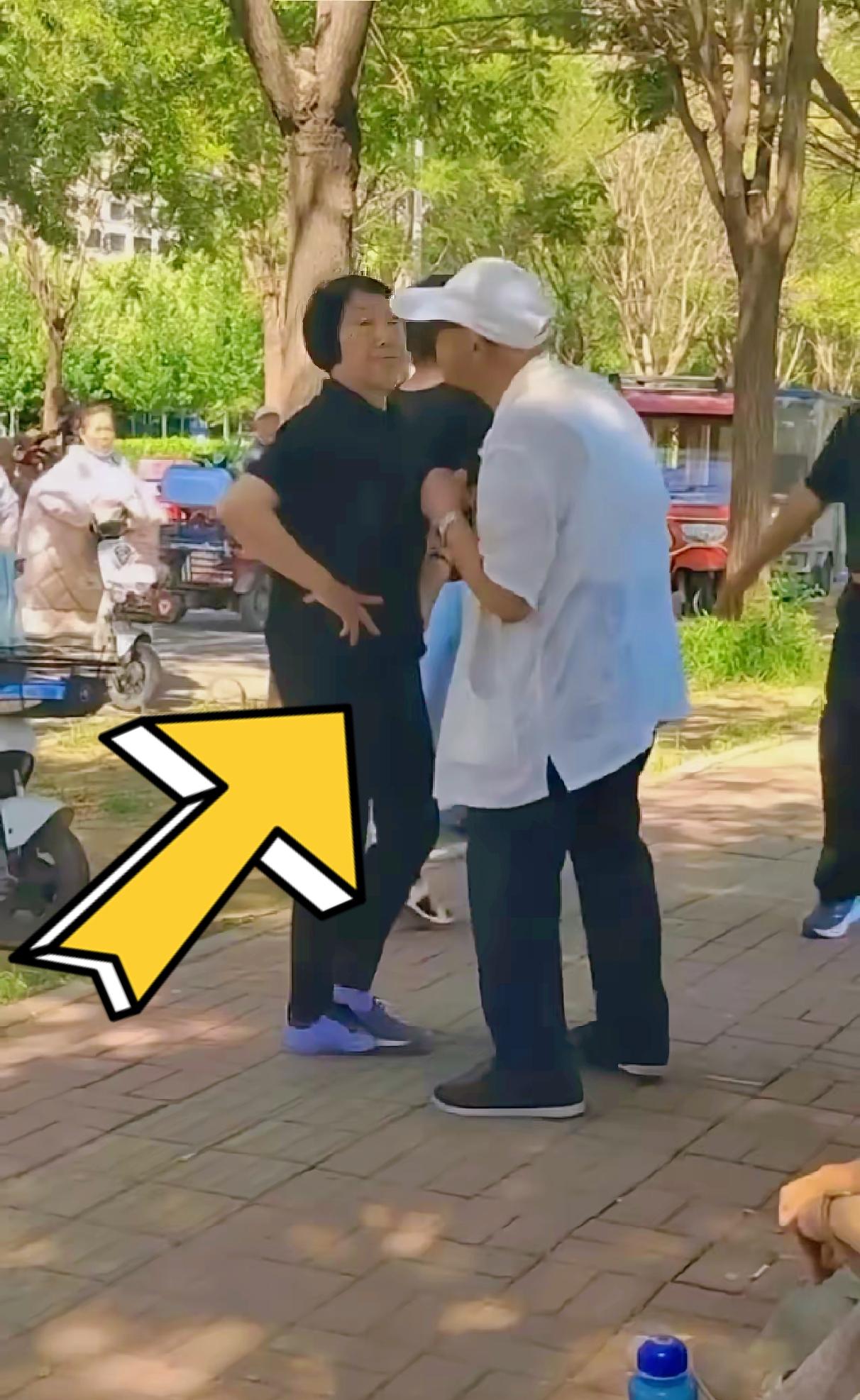 我就弄不明白，在公园这些老年人是怎么做到，旁若无人依偎亲吻？又完全不在意周围路过