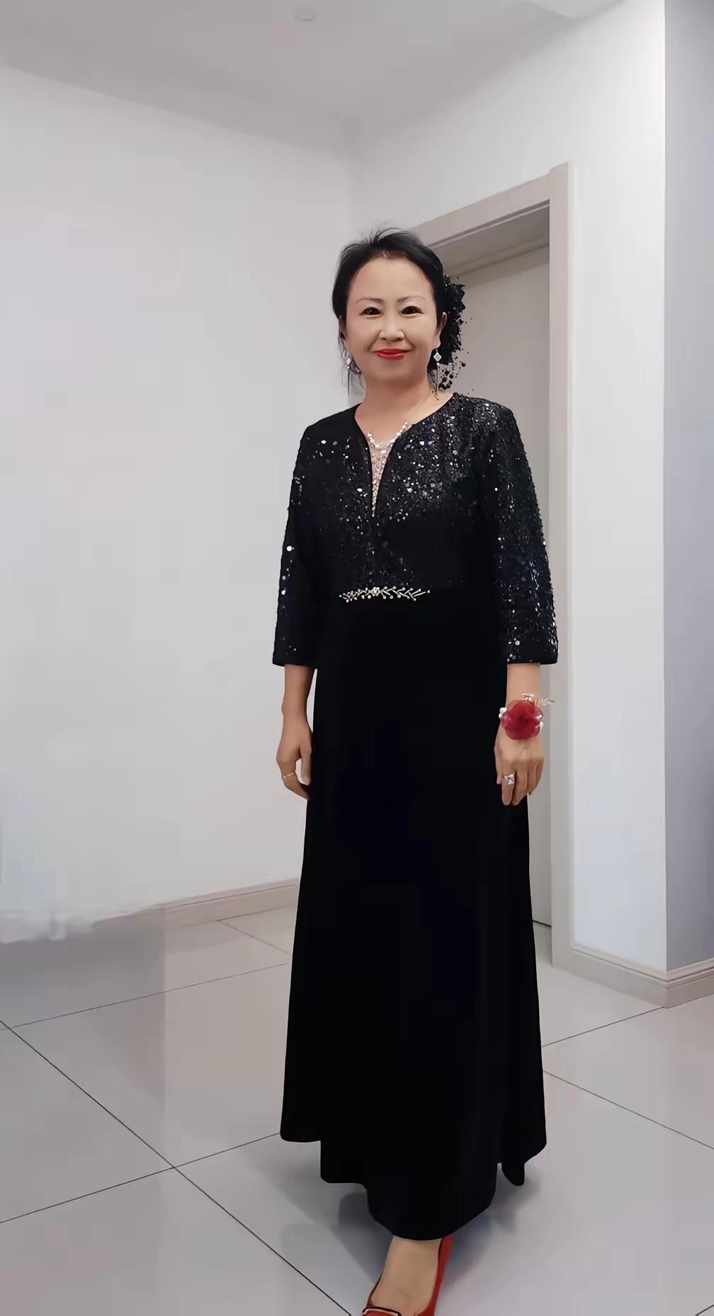 黑衣美人立，红妆映月明。