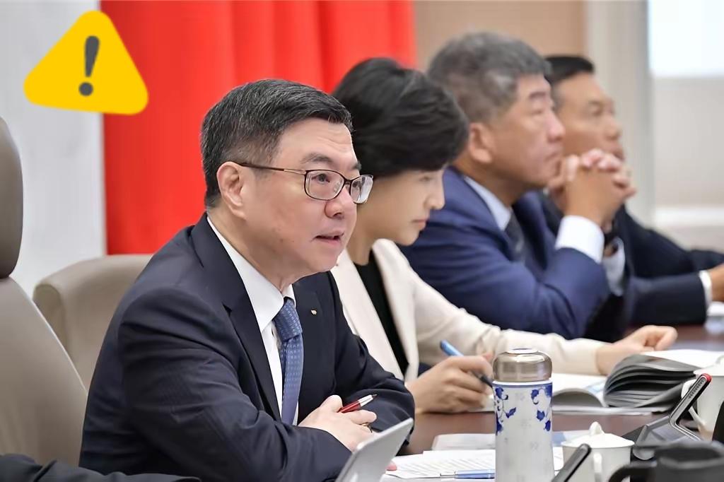 台当局这波操作简直离谱到家！12月26日突然加码修法，公务员、“立委”赴大陆要过