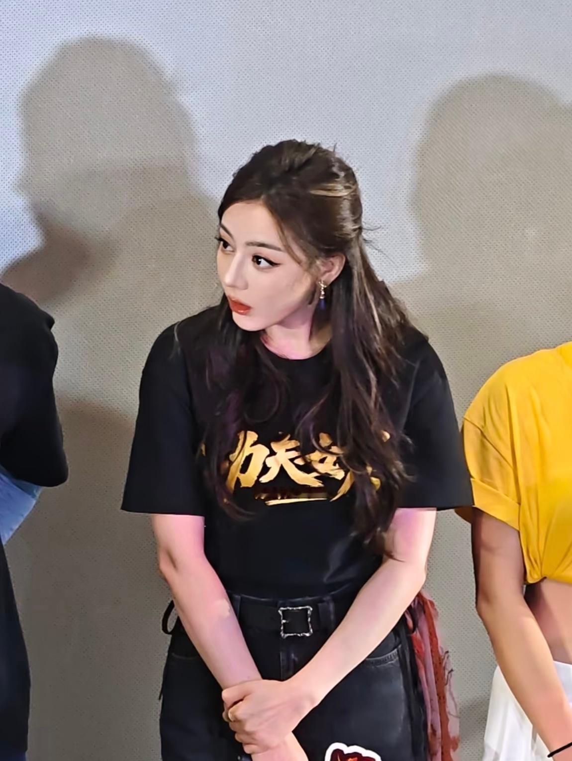 迪丽热巴听到周星驰女儿的表情“周小狄”惊喜现身《功夫女足》路演现场，周星驰还感叹