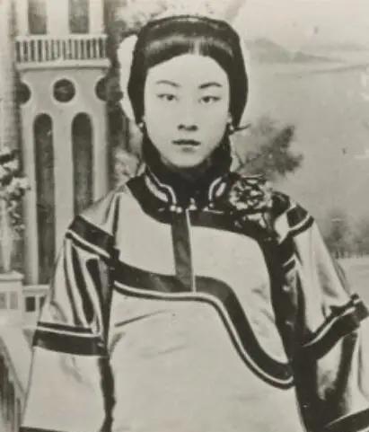 军阀张勋是个好色之徒，张勋在江宁时，经常去秦淮河畔找乐子，在这期间张勋结识了歌妓