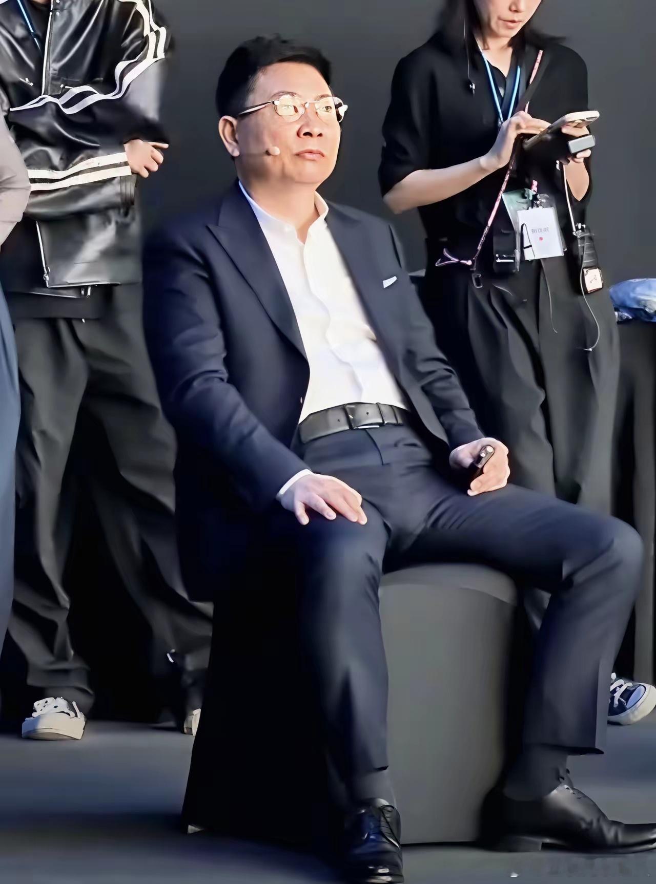 余承东余总的气场是真的强，实打实的学霸，干啥都憋着股劲儿要争头名。 