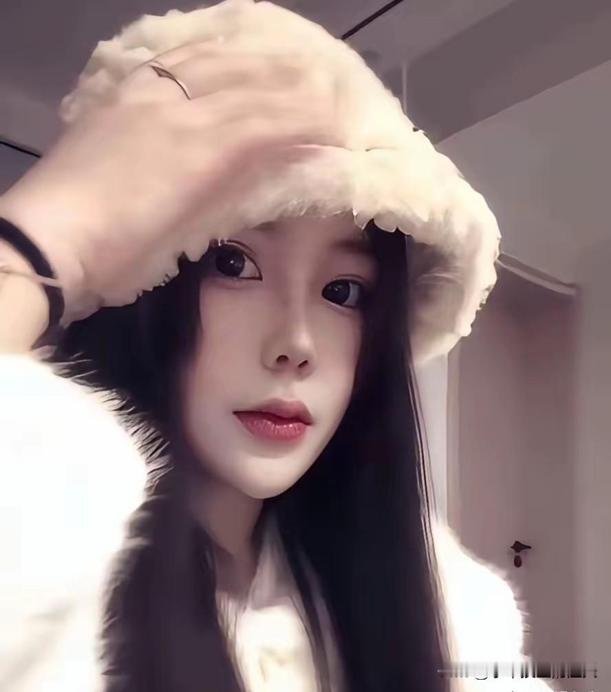 驾车不慎坠河的26岁女车主真的很漂亮！她的新能源车是湖北孝感牌照，其一个人在天门