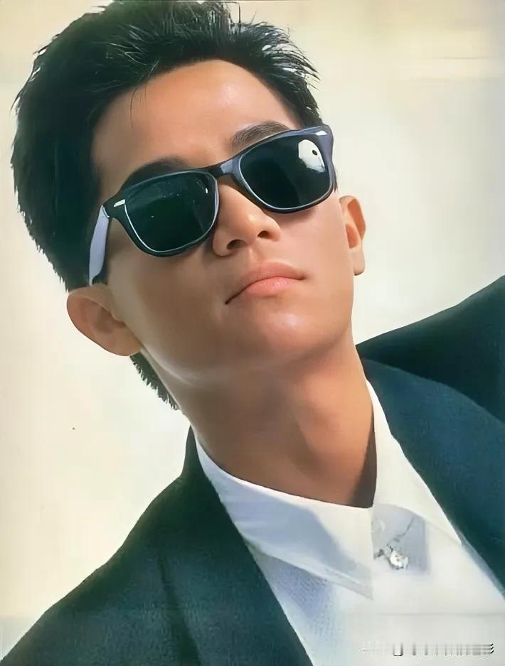 🕶️ 墨镜+西装的丹尼，帅气满分！💁‍♂️