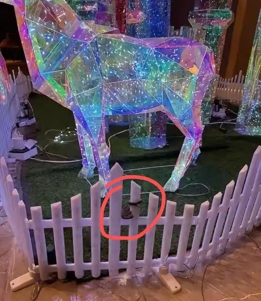 大家觉得吗？
九寨沟酒店发现毒蛇这事，
其实最可怜的不是这个摸了蛇孩子，而是酒店