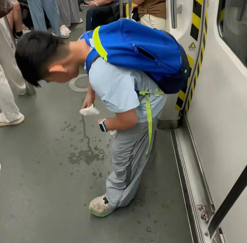 “被央视表扬了”，广州地铁上，一十来岁的小男孩不小心将饮料撒到地上。正当别人以为