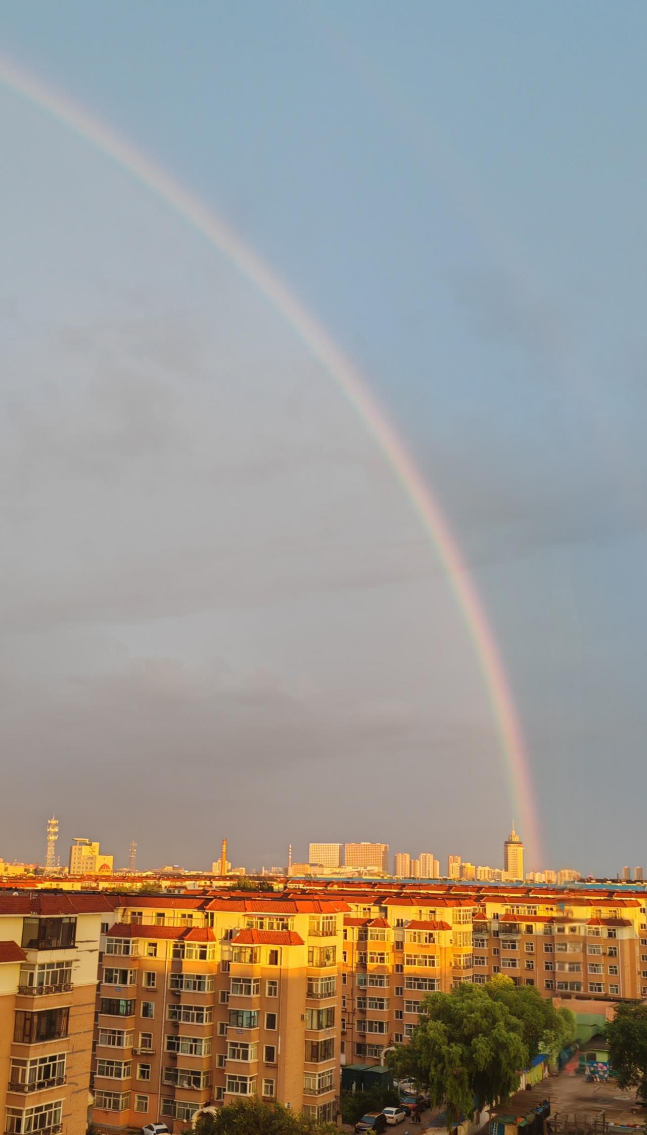 今年天气异常，提前进入多雨季节，有云彩就下雨，还时不时来点急雨暴雨～

刚刚远方