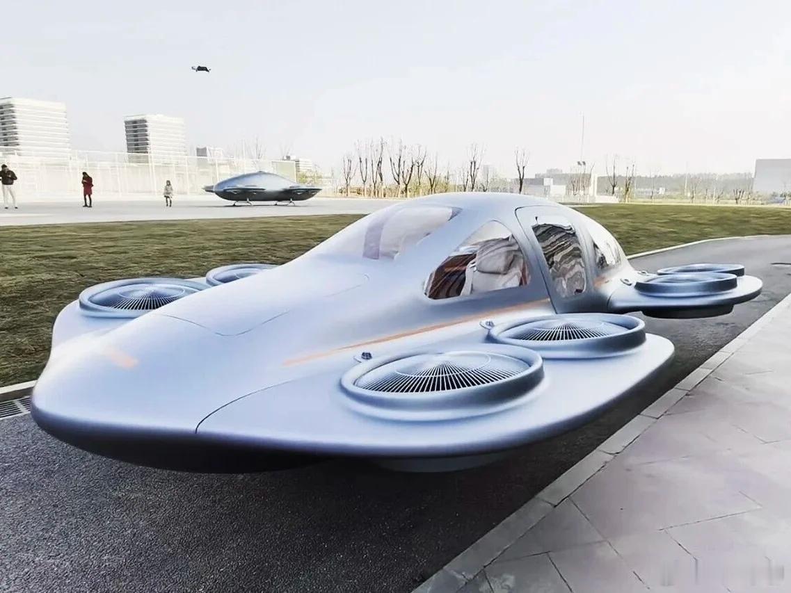 现在的垂直起降飞行汽车的外观越来越科幻了。图片是昨天湖北展示的eVTOL,整机长