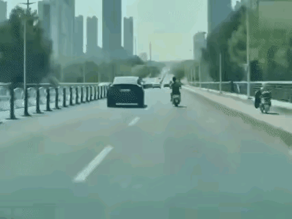 这个像是电动车，就暂且称为电动车。大家觉得这两个人该怨谁？汽车司机和骑电动车的人
