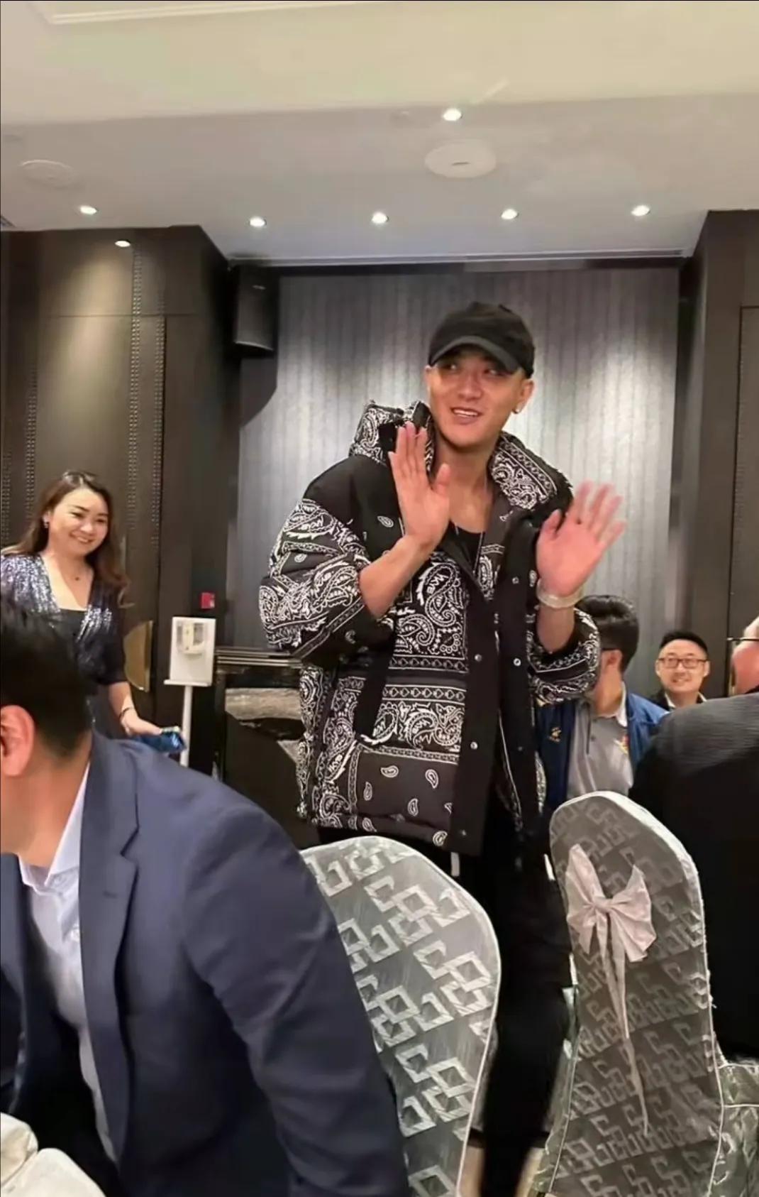 有网友不在迪拜偶遇黄子韬，黄子韬本人高高瘦瘦的，不过皮肤黑黑的，性格很好的样子，