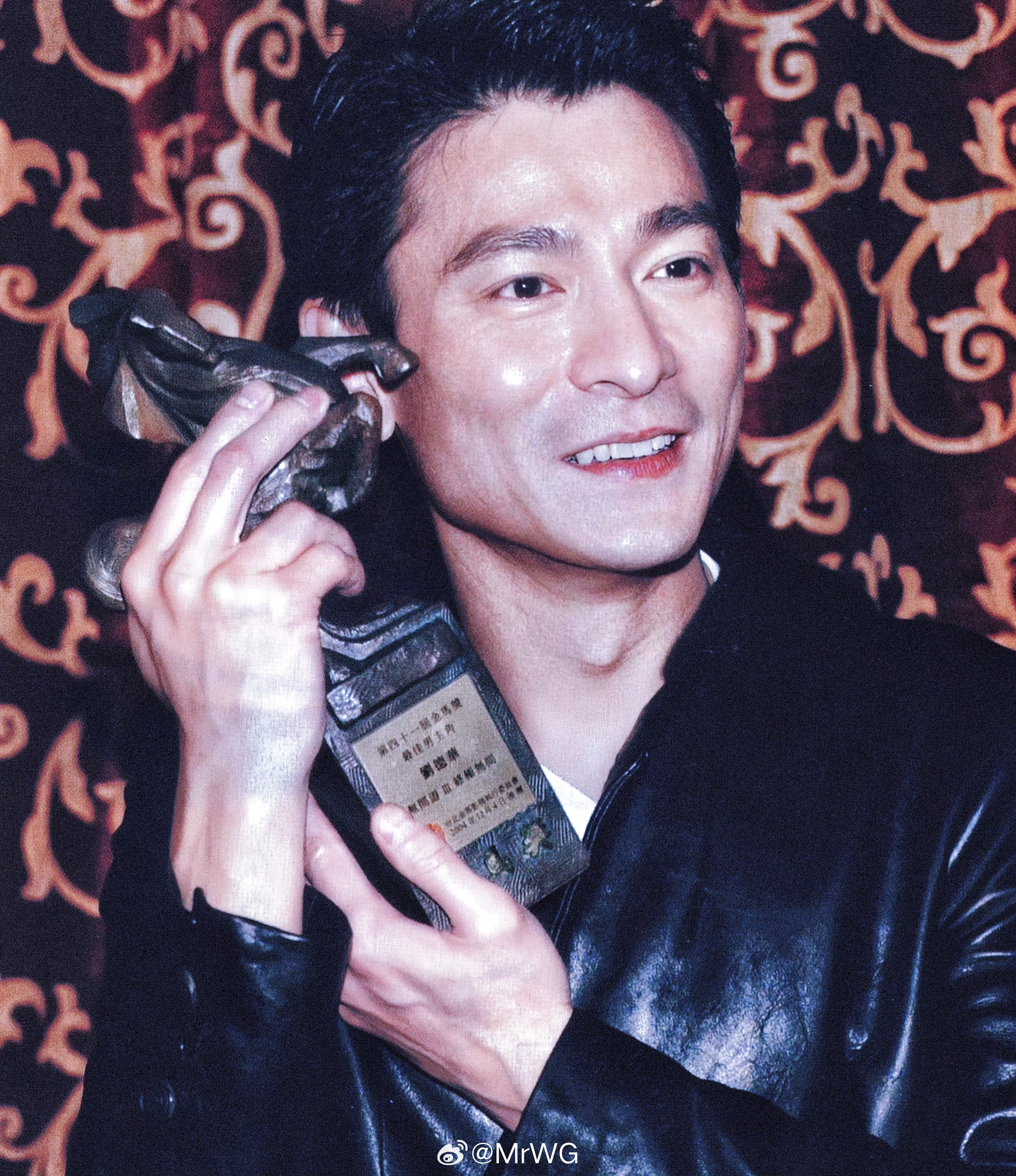 刘德华[超话]搭乘花絮去幕后 “刘建明”和他的“最佳男主角”奖杯🏆——2004