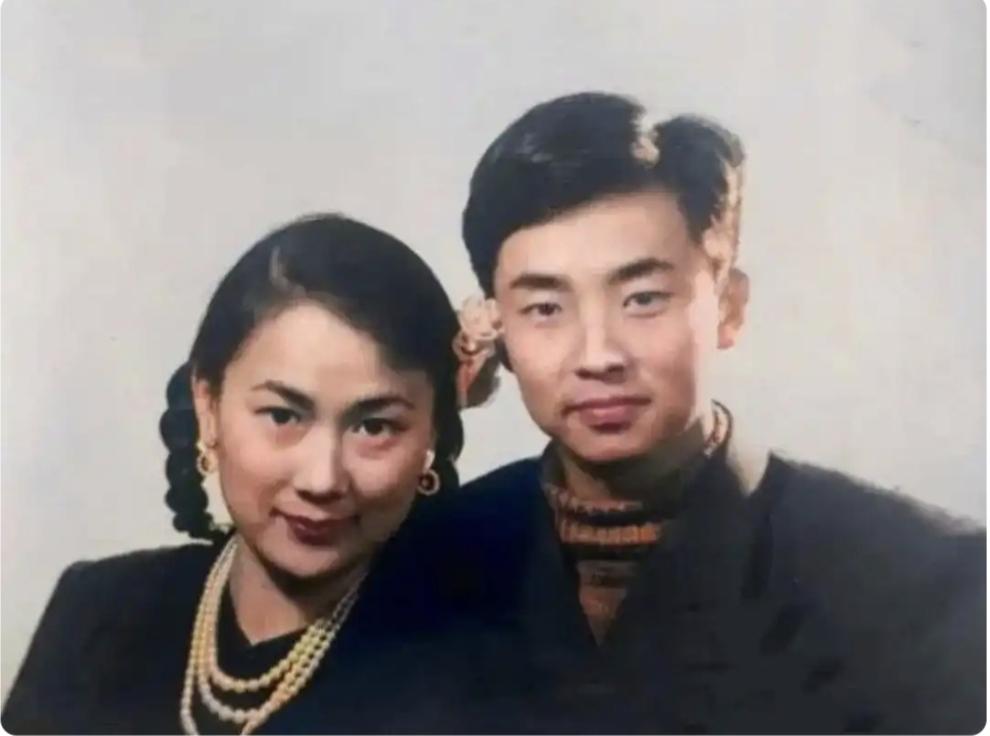 大家最喜欢的明星是谁新中国评选出的“二十二大电影明星之一”的女明星金迪与丈夫崔屹