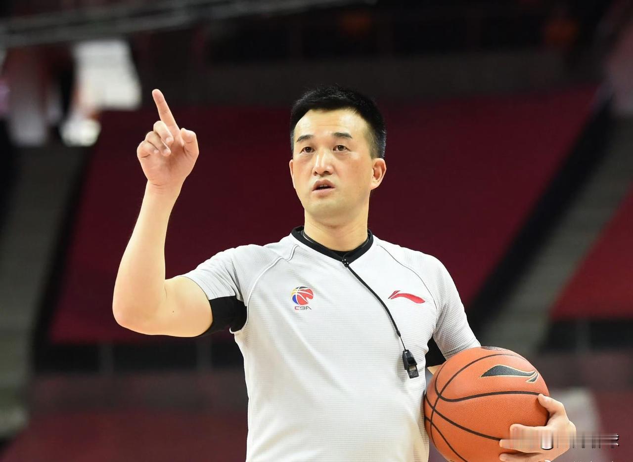 裁判，这是干啥啊裁判，好好吹比赛行吗？张陈治锋被误判犯规，误将21号吴昌泽的犯规