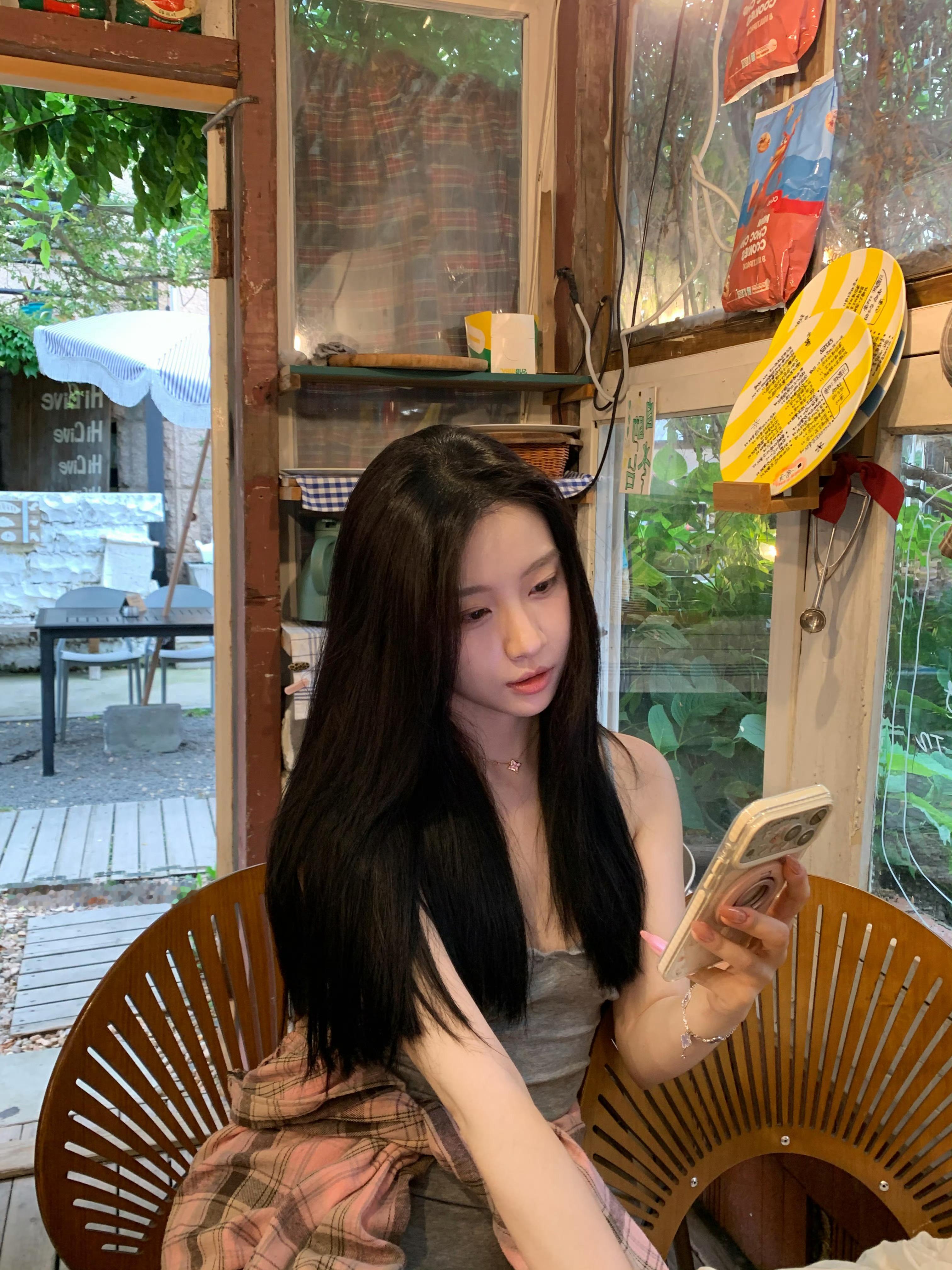 思慕社字母 我学会在你走后的雨天换灯泡，踮脚时发现你留在柜顶的创可贴，包装纸都卷